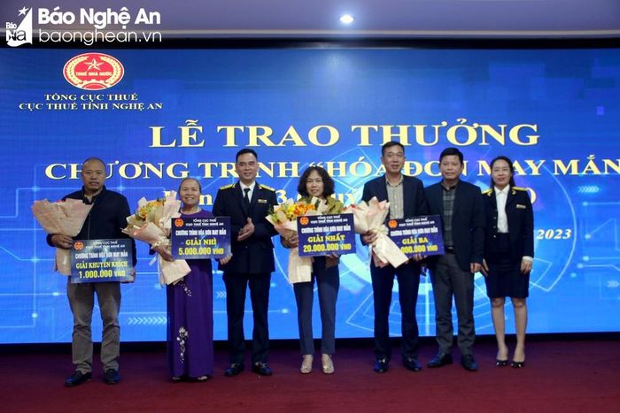 Cục Thuế Nghệ An trao thưởng cho chủ nhân của các hóa đơn may mắn lần 3. Ảnh: Q.A