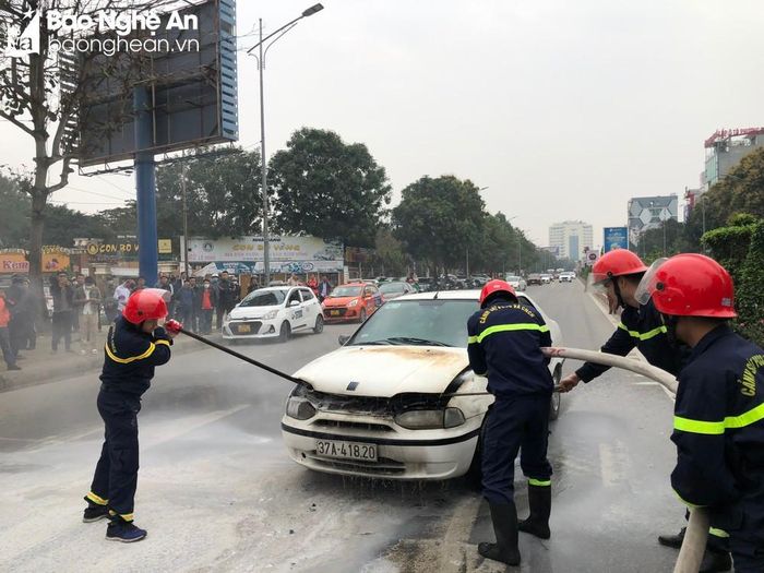 Đội chữa cháy và cứu nạn cứu hộ số 1 (Phòng Cảnh sát PCCC&CNCH) kịp thời dập tắt đám cháy. Ảnh: Chu Minh