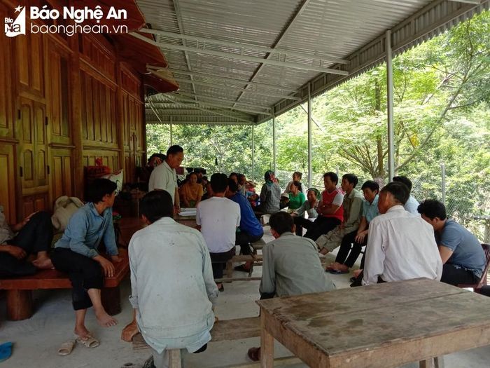 Ban chỉ đạo mô hình tuyên truyền cho người dân. Ảnh: Phan Tuyết