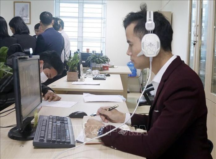 Đại diện phòng nhân sự Tập đoàn Khoa học Kỹ thuật Hồng Hải phỏng vấn lao động trực tuyến.