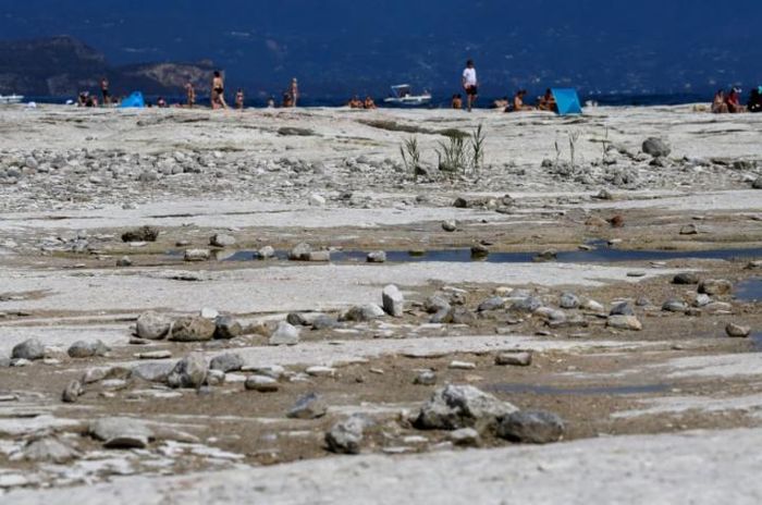 Mực nước ở hồ Grada, miền Bắc Italia xuống thấp kỉ lục. (Ảnh: Reuters)