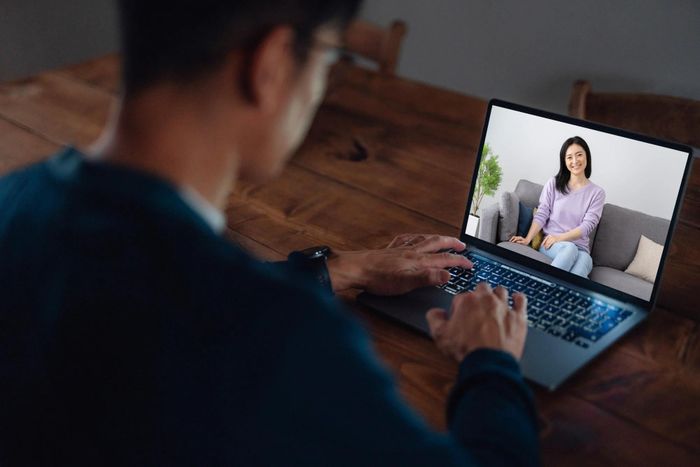  Zhang chỉ được gặp bạn gái qua ảnh và giọng nói. Các cuộc gặp gỡ hay video call đều bị từ chối. Ảnh minh họa: SCMP. 