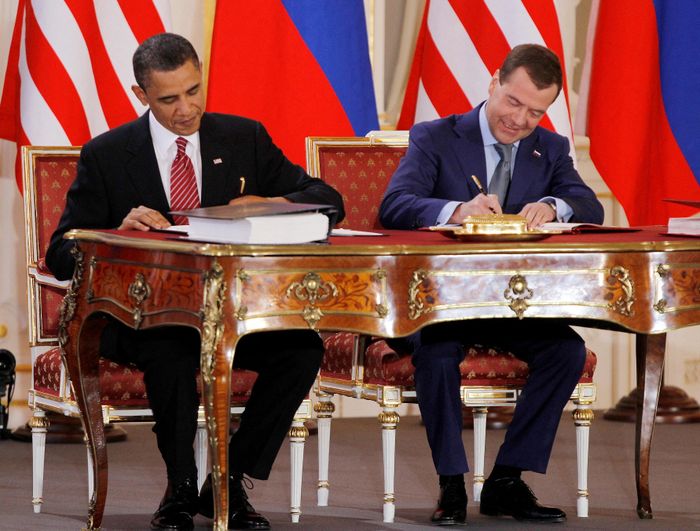 Cựu Tổng thống Nga Dmitry Medvedev (phải) và cựu Tổng thống Mỹ Barack Obama ký hiệp ước New START tại Prague hồi năm 2010. Ảnh: Reuters. 