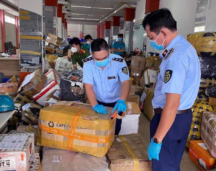 QLTT Hà Nội kiểm tra, bắt giữ hàng lậu tại điểm vận chuyển hàng hóa trên địa bàn quận Đống Đa.