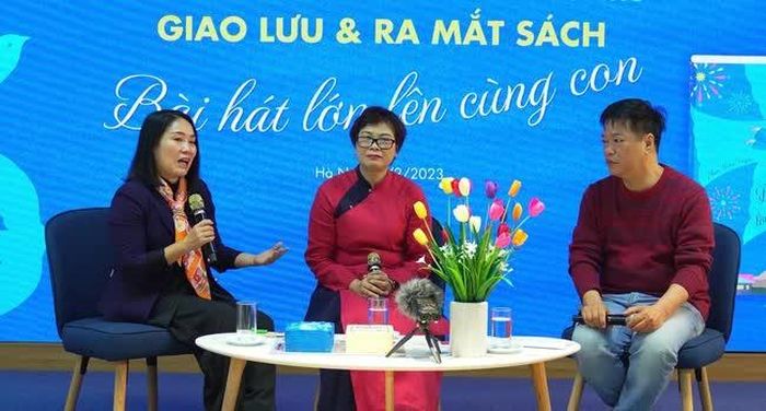 Nhà báo Tạ Bích Loan (trái) và tác giả Phạm Hồng Tuyến tại buổi ra mắt sách