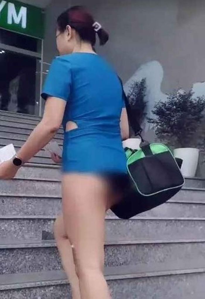 Thay vì mặc quần, cô nàng này đến phòng gym bằng chiếc quần lót.