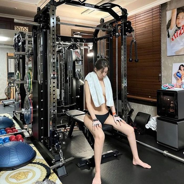 Dù không biết vô tình chụp hình để tăng tương tác trên mạng xã hội hay cố ý mặc nhưng những hình ảnh thời trang tập gym kiểu này dễ tạo nên tranh cãi trên mạng xã hội.