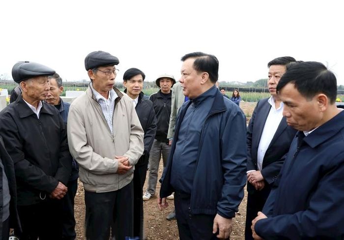 Bí thư Thành ủy Hà Nội Đinh Tiến Dũng thăm hỏi, động viên người dân huyện Đan Phượng.
