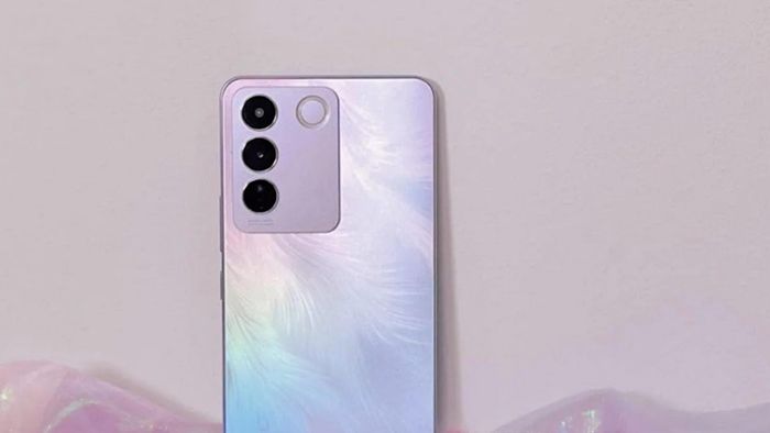  Thiết bị sở hữu con chip MediaTek Helio G99 với khả năng mở rộng RAM và khay sim lai với khe đọc thẻ nhớ microSD. Điện thoại đi kèm viên pin có dung lượng 4.600mAh hỗ trợ sạc nhanh với công suất 66W. Cảm biến vân tay được đặt trong màn hình. Khi bán ra điện thoại sẽ được cài đặt sẵn hệ điều hành Android 13. Thiết bị có khả năng kháng bụi kháng nước theo tiêu chuẩn IP54. 