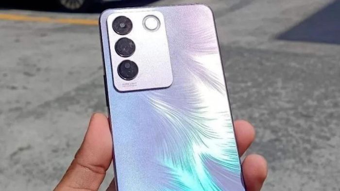  Vivo V27e có kích thước là 162,51 × 75,81 × 7,70 mm và nặng khoảng 186 gram. Điện thoại hỗ trợ kết nối Bluetooth 5.2, Wi-Fi 5GHz, USB TypeC và NFC. Bên cạnh đó, máy còn có tùy chọn màu Tím oải hương. 