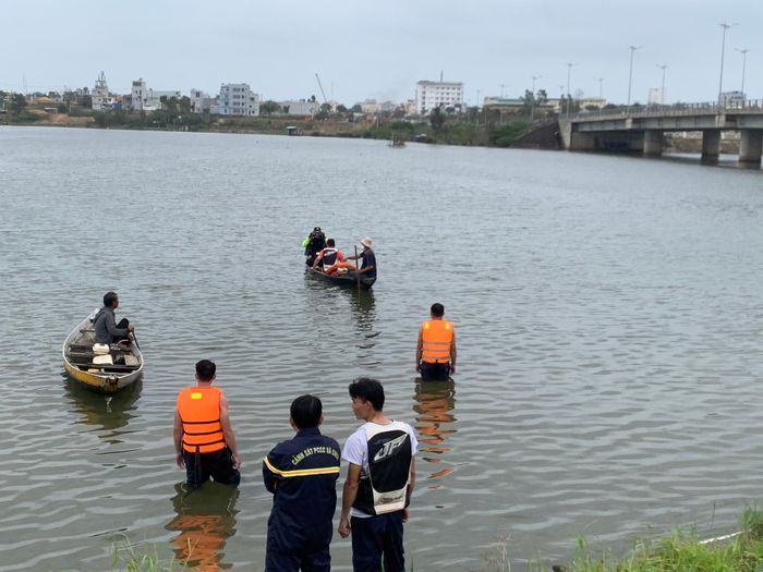 Thi thể nạn nhân đã được tìm thấy dưới sông sau 60 phút tìm kiếm