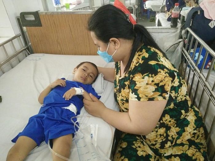 Gần 2 năm nay, chị Thêm phải nghỉ việc để đưa con trai đi chữa trị.