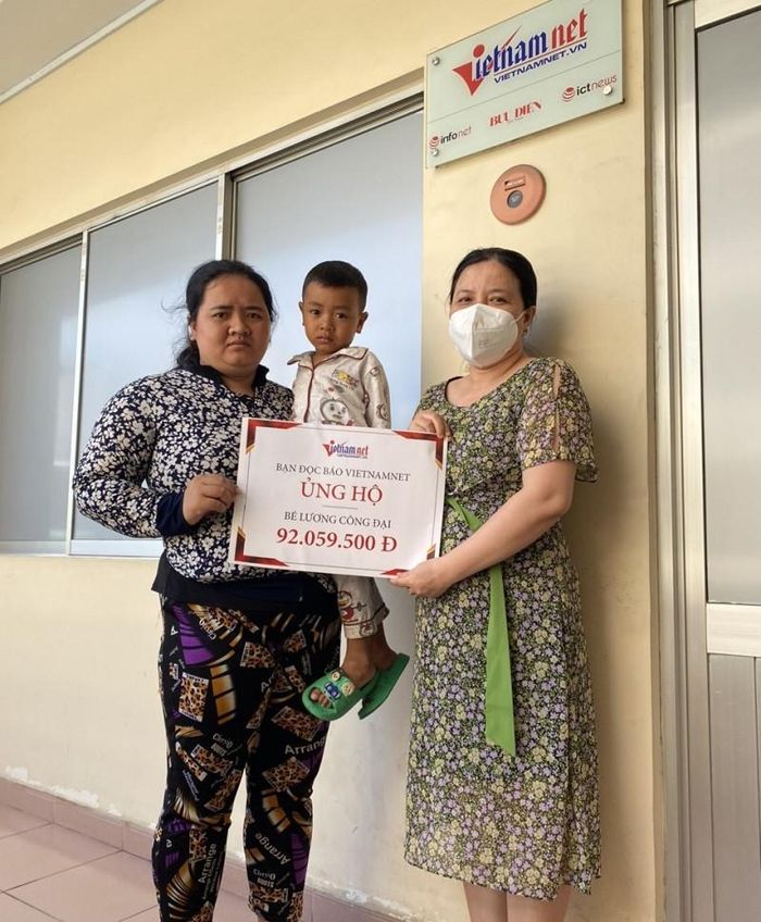 Người mẹ nghèo xúc động khi đón nhận món quà lớn của các nhà hảo tâm.