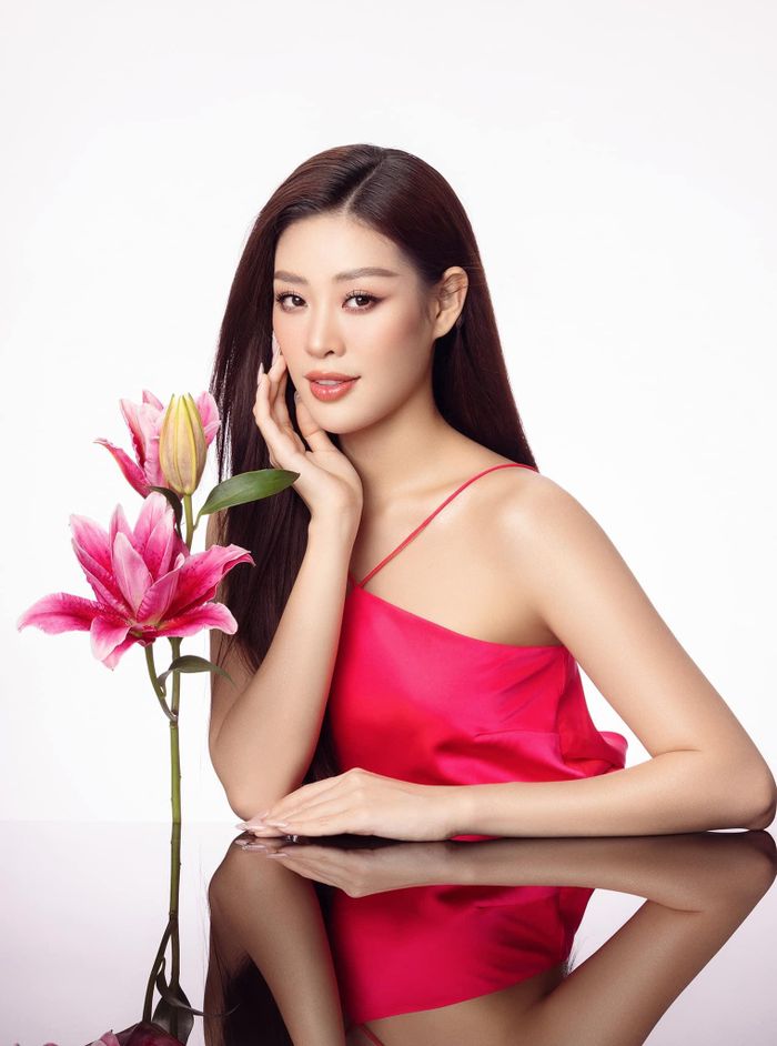 Hoa hậu Khánh Vân dịu dàng, nữ tính bên hoa.