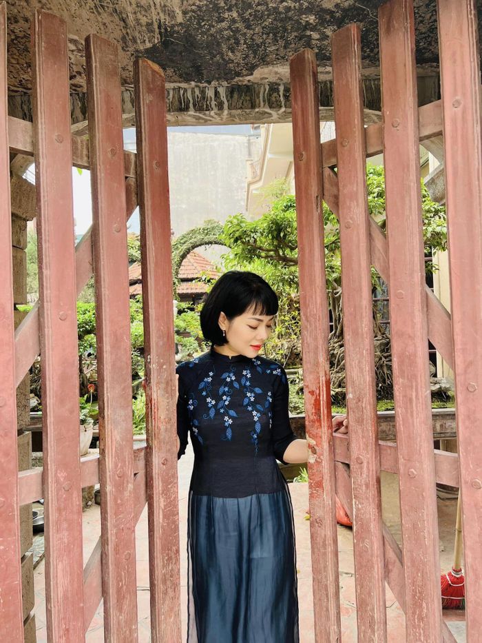 MC Bạch Dương e ấp trong tà áo dài truyền thống.