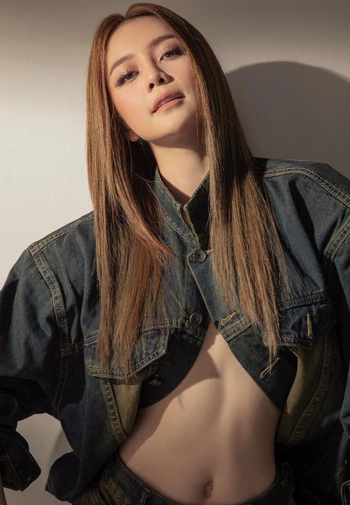 Ca sĩ Thiều Bảo Trang khoe vòng eo đáng ngưỡng mộ.