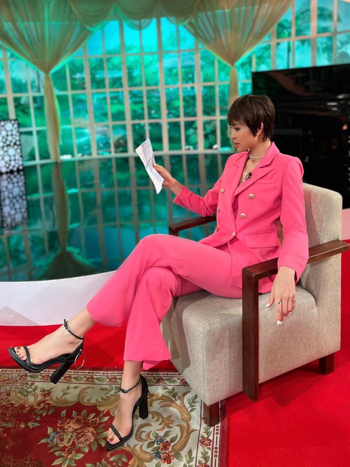 MC Phương Mai xinh đẹp ngọt ngào với vest hồng.