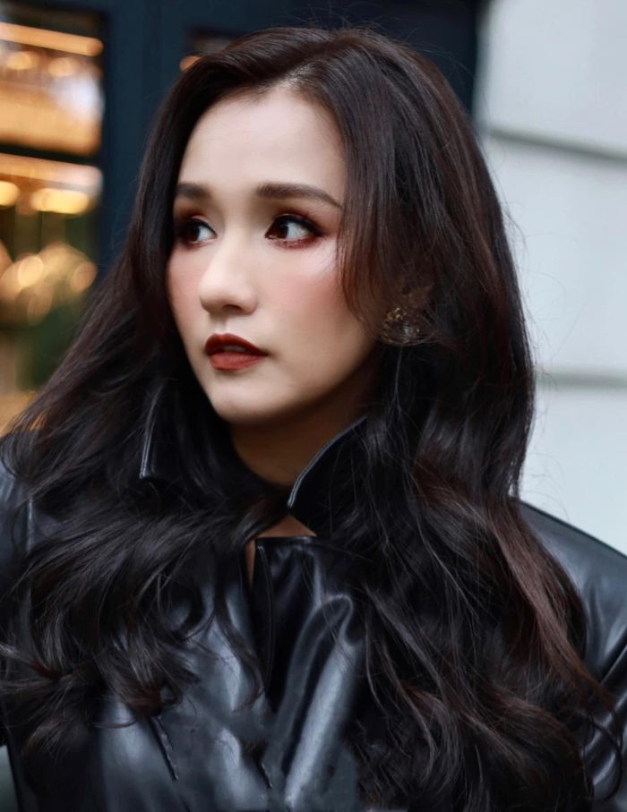 "Còn trẻ thì đừng lười biếng, đừng tự mãn, đừng an phận, đừng ỷ lại. Còn trẻ là còn phải phấn đấu", diễn viên Lã Thanh Huyền nói. 