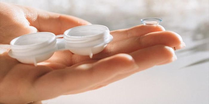 Nhiều người đeo kính áp tròng nhưng không nắm hết các quy tắc an toàn. Ảnh minh họa: Healthnews