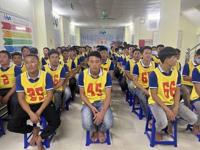 Thuyền viên được đào tạo tập trung đảm bảo cả về sức khỏe, ngoại ngữ và chuyên môn như: Trầy dây, vá lưới, móc câu, say sóng…