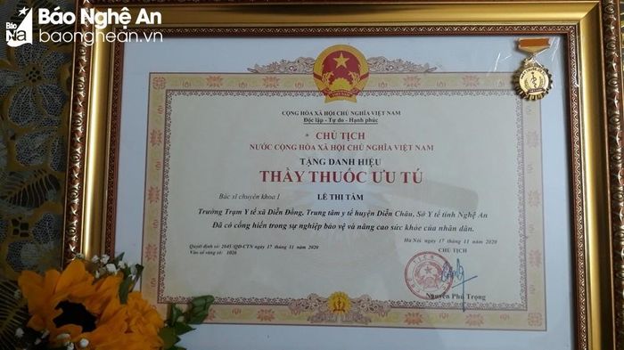 Bác sĩ Lê Thị Tâm được trao tặng nhiều danh hiệu cao quý. Ảnh: NVCC