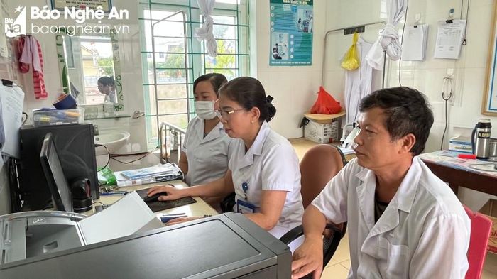 Chị Tâm (giữa) trao đổi nghiệp vụ cùng các đồng nghiệp tại Trạm Y tế xã Diễn Đồng. Ảnh: TG