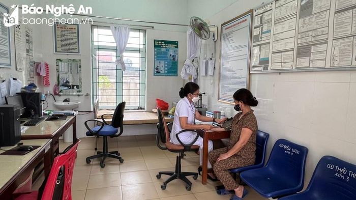 Bác sĩ chuyên khoa I Lê Thị Tâm kiểm tra sức khỏe cho người dân xã Diễn Đồng. Ảnh: TG