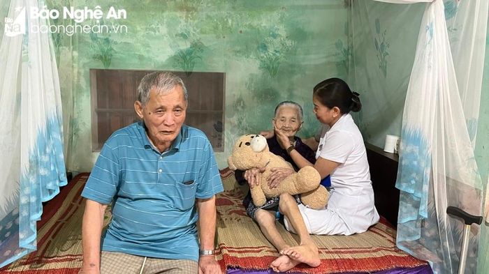Tranh thủ giờ nghỉ trưa, chị Tâm tạt qua nhà thăm cha mẹ chồng. Các cụ hiện tuổi đã cao, sức khỏe yếu, rất thương người con dâu giỏi giang nhưng vất vả, long đong. Ảnh: TG