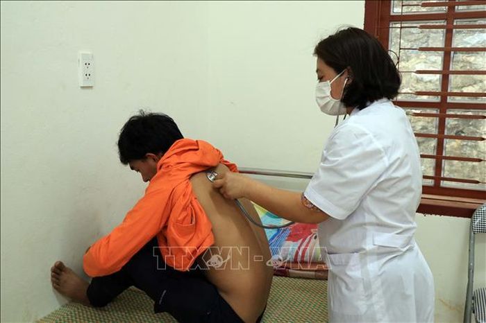 Bác sĩ Nguyễn Thị Lan, Trạm trưởng Trạm Y tế xã Hồng Ngài khám bệnh cho người dân tại Trạm Y tế.