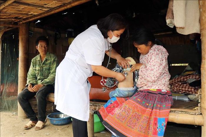 Bác sĩ Nguyễn Thị Lan, Trạm trưởng Trạm Y tế xã Hồng Ngài đến tận nhà để khám bệnh cho đồng bào vùng cao.