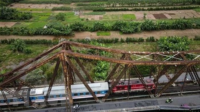 Cầu Long Biên là điểm hẹn hò lý tưởng ngày 8/3. Ảnh: Thành Đạt/TTXVN