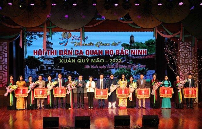 Lãnh đạo tỉnh Bắc Ninh trao cờ lưu niệm cho các đội tham gia Hội thi. Ảnh: PP