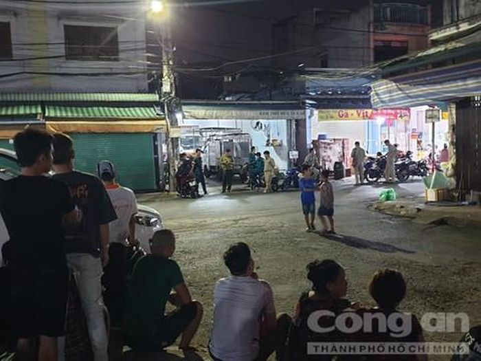 Người dân tập trung theo dõi vụ việc.