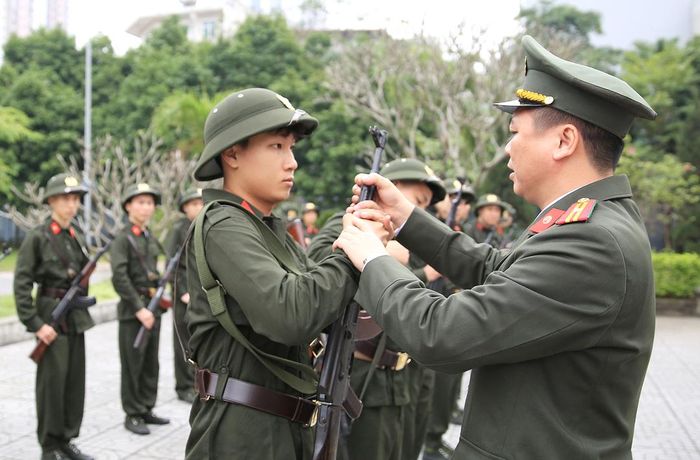 Mặc dù còn chút bỡ ngỡ, song với tinh thần nỗ lực cùng sự quan tâm sâu sát của chỉ huy đơn vị, các tân binh đã nhanh chóng hòa nhập với môi trường mới trong khi tập luyện