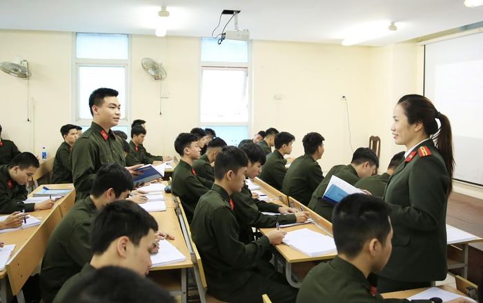 Ngoài việc huấn luyện võ thuật, các chiến sĩ trẻ còn học kiến thức chính trị, pháp luật