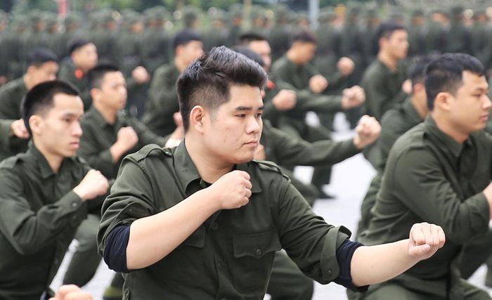 Sự tập trung cao độ của các chiến sĩ trẻ khi học võ thuật