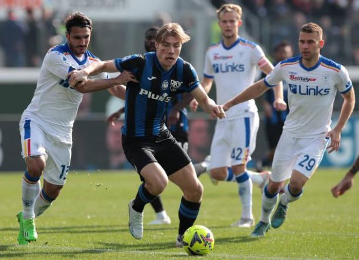 Rasmus Hojlund (áo xanh đen) được ví von như "Haaland mới"
