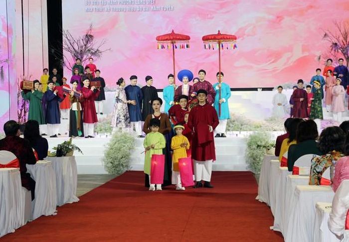 Các mẫu thiết kế trong bộ sưu tập áo dài "Nam Phương Làng Việt" trình diễn tại Lễ hội Áo dài Thành phố Hồ Chí Minh lần thứ 8. Ảnh: Mỹ Phương - TTXVN