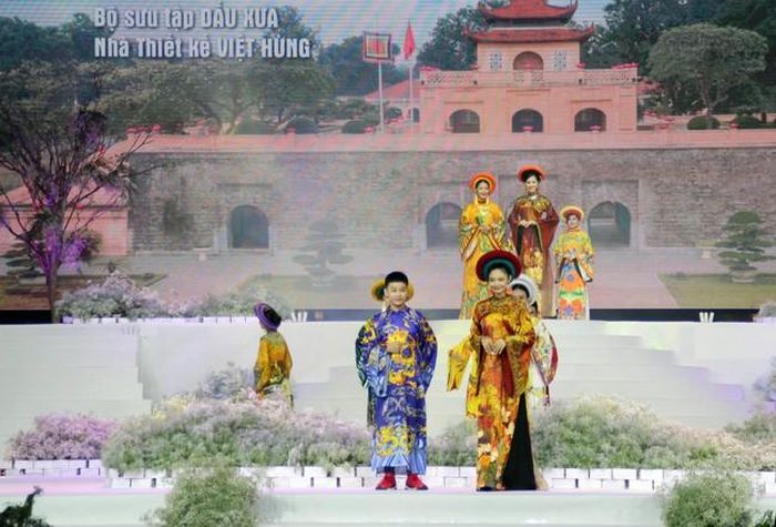 Các mẫu thiết kế trong bộ sưu tập áo dài "Dấu xưa" trình diễn tại Lễ hội Áo dài Thành phố Hồ Chí Minh lần thứ 8. Ảnh: Mỹ Phương - TTXVN