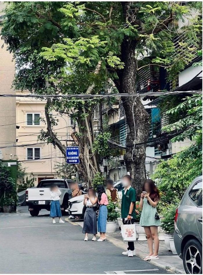 Để có những bức ảnh câu like, nhiều bạn trẻ bất chấp biển cẩm và thậm chí có hành động lố bịch, phản cảm gây ảnh hưởng không chỉ đến người khác mà làm mất đi vẻ đẹp yên bình, xinh đẹp vốn có của các điểm check in nổi tiếng.