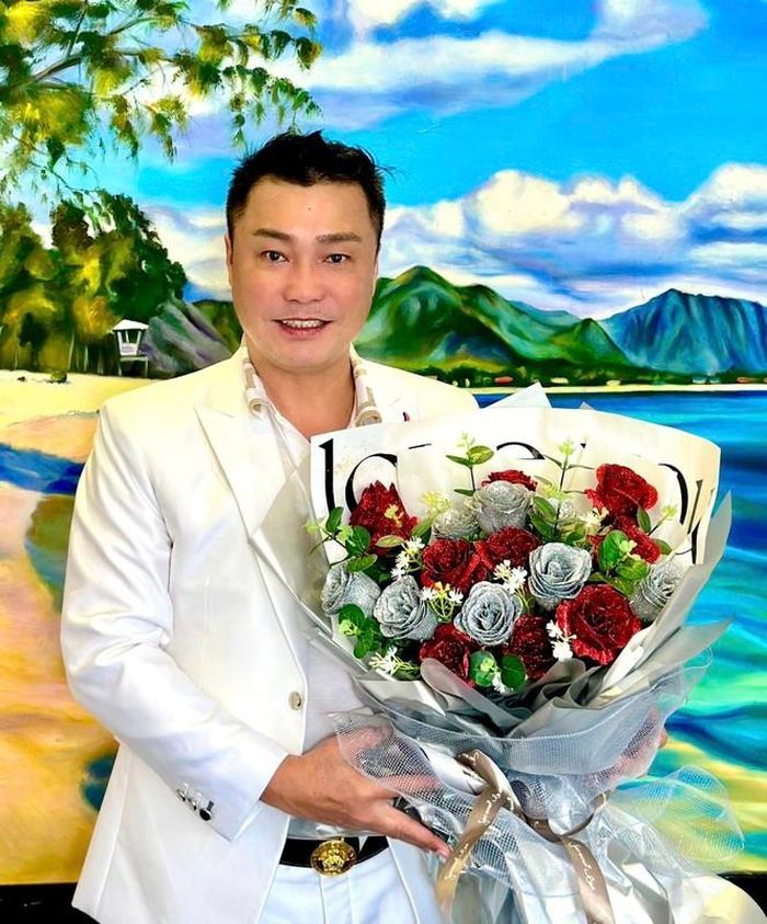 Lý Hùng là diễn viên điện ảnh kiêm ca sĩ nổi tiếng. Anh từng nổi danh trong giới diễn viên điện ảnh Việt Nam thập niên 1990.