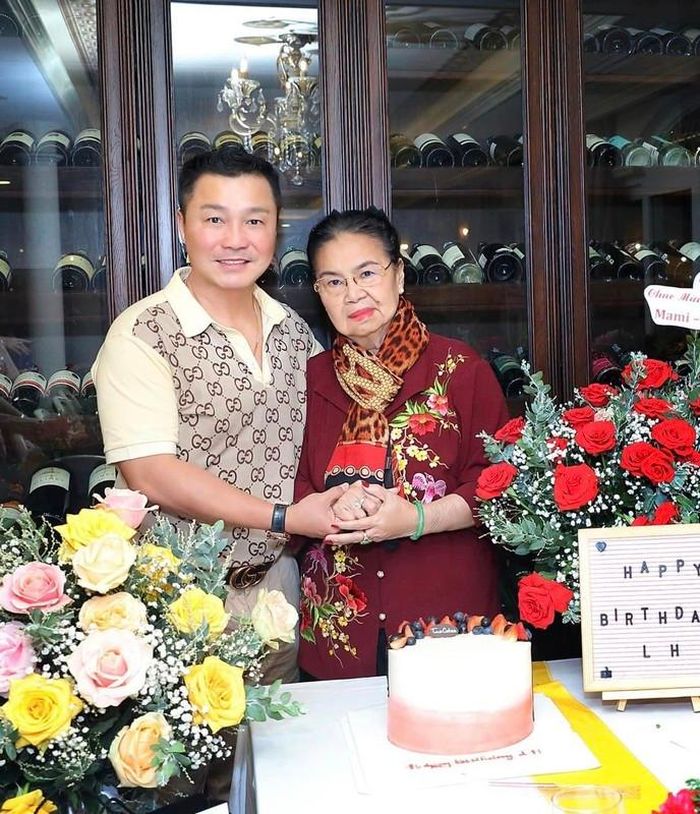 Nam diễn viên đăng ảnh bên mẹ. Được biết, Lý Hùng sinh ngày 22/2, trong khi chị gái Lý Hồng sinh ngày 21/2, còn em gái Lý Hương sinh nhật vào ngày 11/2.