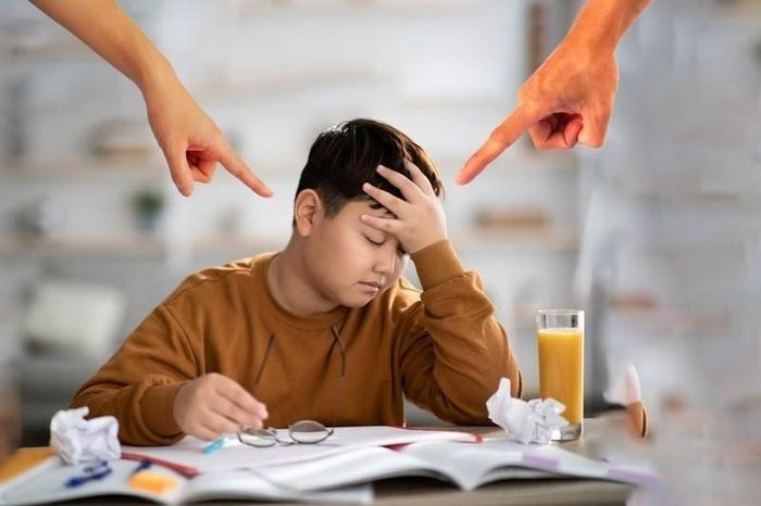 Dù đạt thành tích tốt nhưng cậu nam sinh vẫn bị bố mẹ trách mắng khi về nhà. Ảnh minh họa: SCMP.