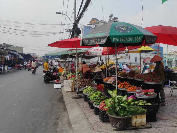 Vỉa hè đường An Dương Vương phường An Lạc, quận Bình Tân bị lấn chiếm Ảnh: H.H
