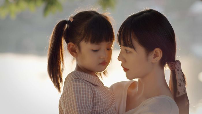 Hạnh bất đắc dĩ làm mẹ dù chưa sẵn sàng. Ảnh: CMH.