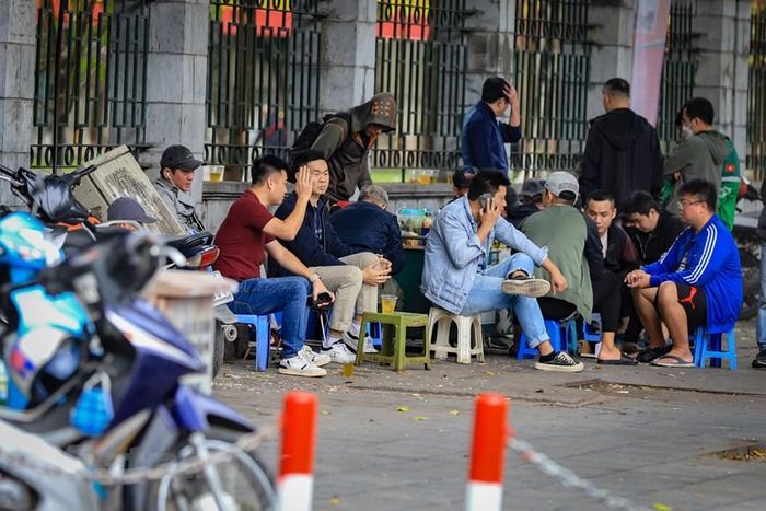 Không những vậy, nơi đây có rất nhiều quán nước xếp ghế cho khách ngồi chiếm đến hơn một nửa không gian vỉa hè. (Ảnh: Hoài Nam/Vietnam+)