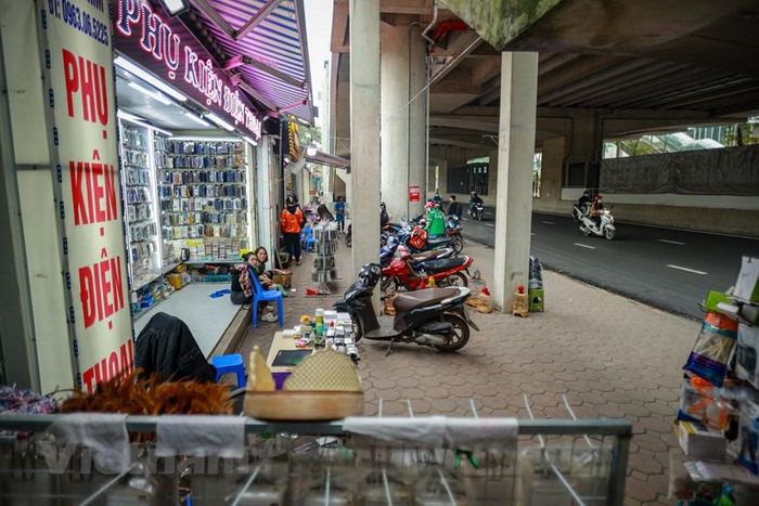 Hoặc được tận dụng để đỗ xe, trưng bày sản phẩm cửa hàng. (Ảnh: Hoài Nam/Vietnam+)
