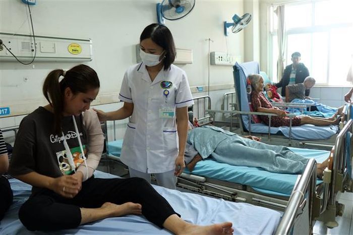 Rạng sáng 21/2/2023, trên tuyến Quốc lộ 1 đoạn đi qua thôn Tiên Xuân 1 (xã Tam Anh Nam, huyện Núi Thành, Quảng Nam), xe khách giường nằm bất ngờ tông vào đuôi xe tải khiến 3 người tử vong, 13 người bị thương. Ảnh: Trần Tĩnh/TTXVN