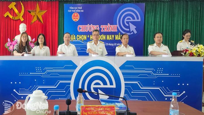 Hồi đồng giám sát chương trình “Hóa đơn may mắn” bấm nút chọn ngẫu nhiên người trúng thưởng.