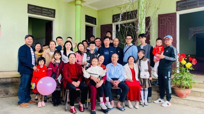 Ông N.X.T. (người mặc áo xanh, ngồi giữa, hàng đầu), vui đón Xuân Quý Mão cùng gia đình.